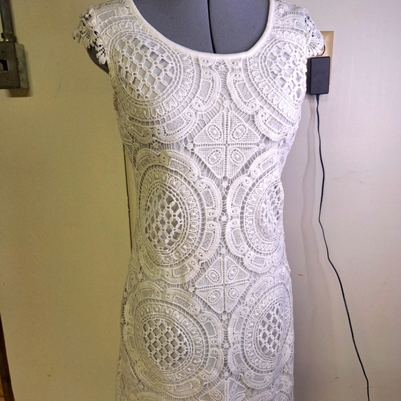Sequin&Hearts Dresses & Skirts - Sequin Heart White Lace W/ Cap Sleeves&Keyhole Back.     Size 5